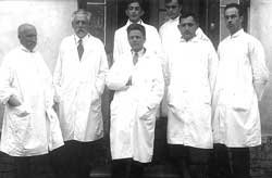 Lekarze lidzkiego szpitala. Od lewej: dr Stefan Kozubowski i dr Józef Jelec (inni nie rozpoznani) - początek lat 30-tych XX wieku.