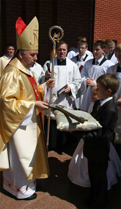 Ks. biskup Aleksander Kaszkiewicz odbiera symboliczny klucz od nowej świątyni